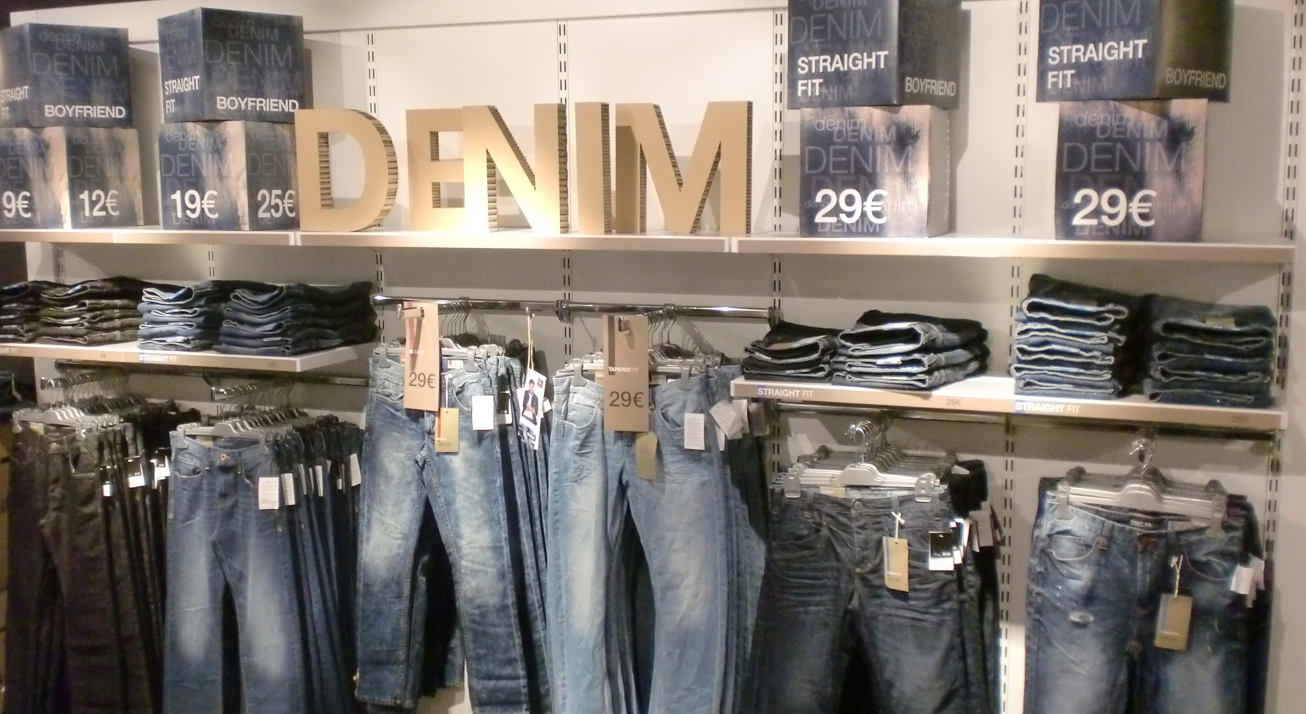 Denim Schriftzug aus 3D-Buchstaben für Takko fashion. Material Wabenkammer-Karton.