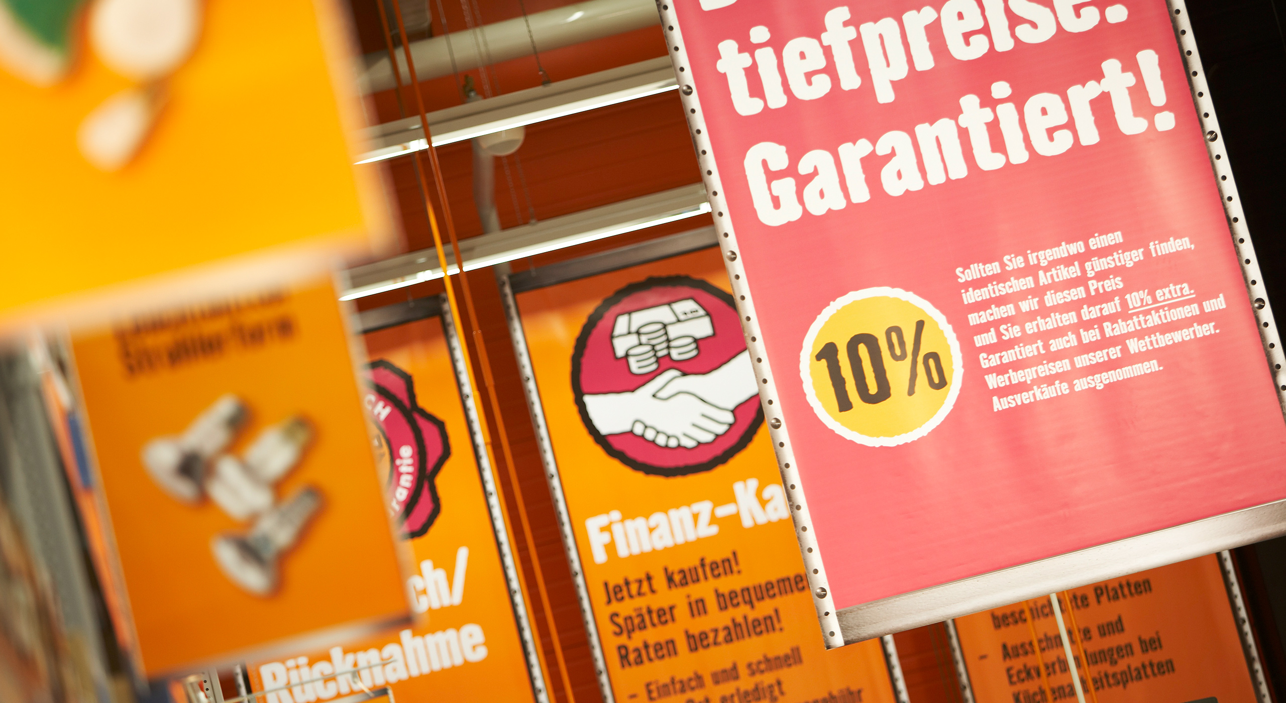 Hornbach Gangfahnen und Warentrenner zur Bereichsbeschilderung.