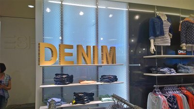 3D-DENIM Einzelbuchstaben Schriftzug aus Wabenkammer-Karton konturgeschnitten.