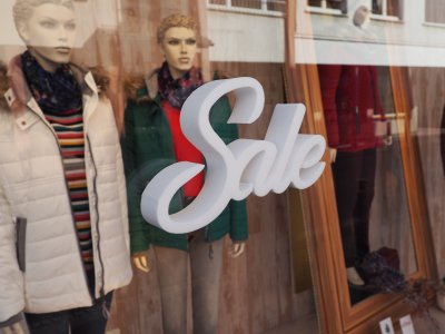 3D-Schriftzug SALE aus XPS-Schaum für das Schaufenster, konturgeschnitten und mittels Klebepunkten außen am Schaufenster befestigt.